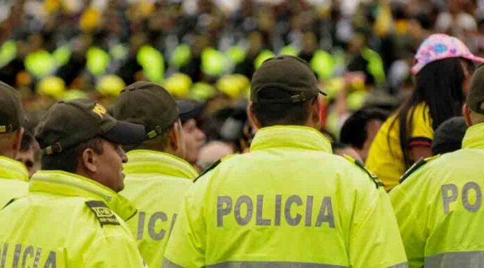 ¿Por qué un gran número de policías en Colombia trabaja para la delincuencia?