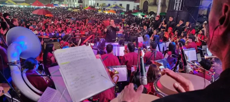 Vendiendo gallinas para representar a Colombia: el país que tiene plata para la rumba y no para el talento