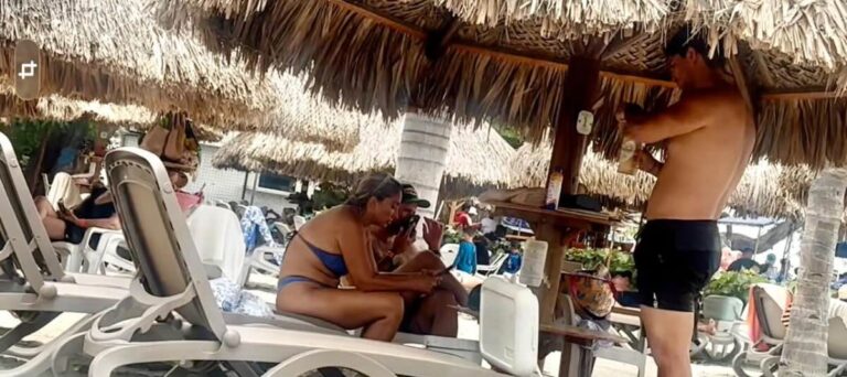 Mientras el país saca escombros y muertos, su ministro de Vivienda estaría celebrando en un kiosco de playa en Santa Marta