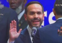 De La Espriella juró respetar la Constitución, pero ya rompió una de sus páginas