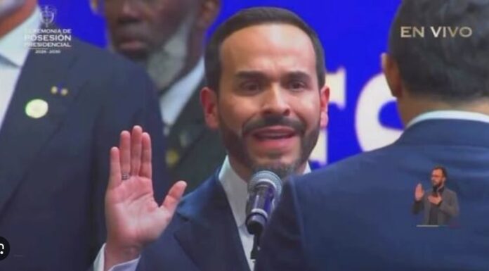 De La Espriella juró respetar la Constitución, pero ya rompió una de sus páginas