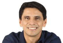 ÍQUIRA (HUILA): Rubén Darío Castro Andrade gestiona la paradoja de un municipio que ordena sus papeles mientras sus veredas esperan el agua. Calificación: 7.3/10 BUENA