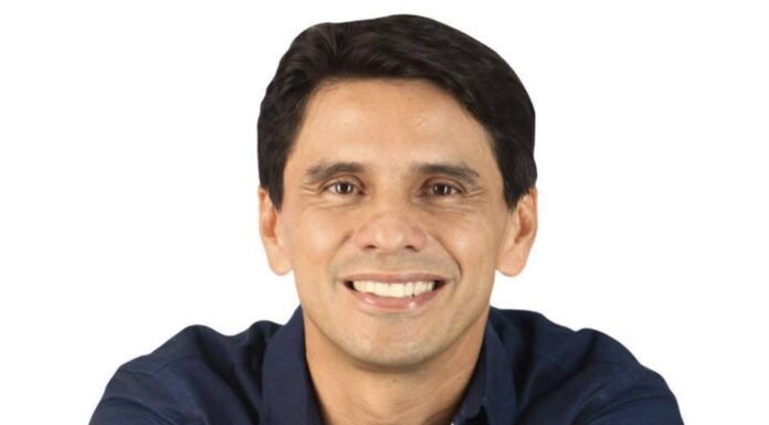 ÍQUIRA (HUILA): Rubén Darío Castro Andrade gestiona la paradoja de un municipio que ordena sus papeles mientras sus veredas esperan el agua. Calificación: 7.3/10 BUENA