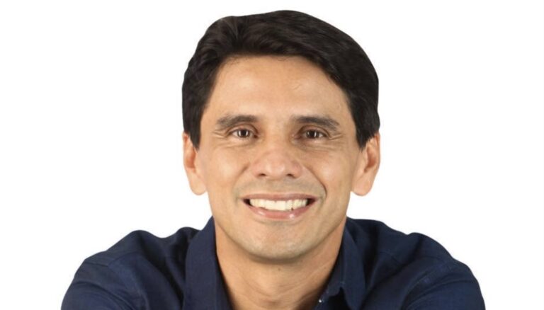 ÍQUIRA (HUILA): Rubén Darío Castro Andrade gestiona la paradoja de un municipio que ordena sus papeles mientras sus veredas esperan el agua. Calificación: 7.3/10 BUENA