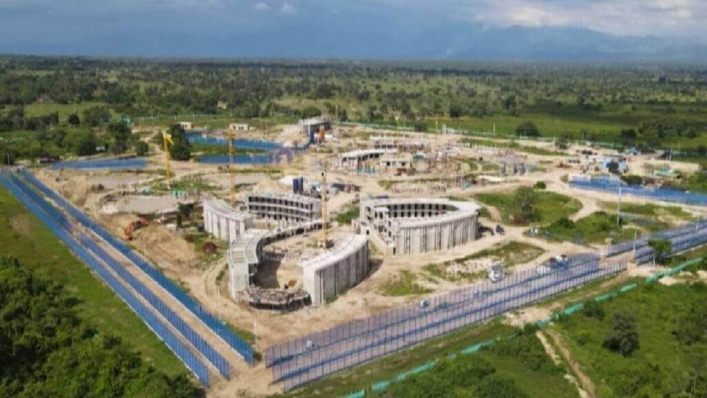 La megacárcel de Sabanas de San Ángel lleva 49 meses de retraso, cuesta 58 % más y nadie ha pagado una multa